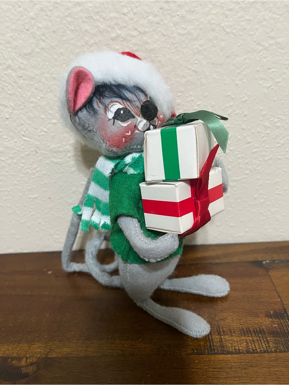 Vintage Annalee 1990 Gray Mouse With Gifts